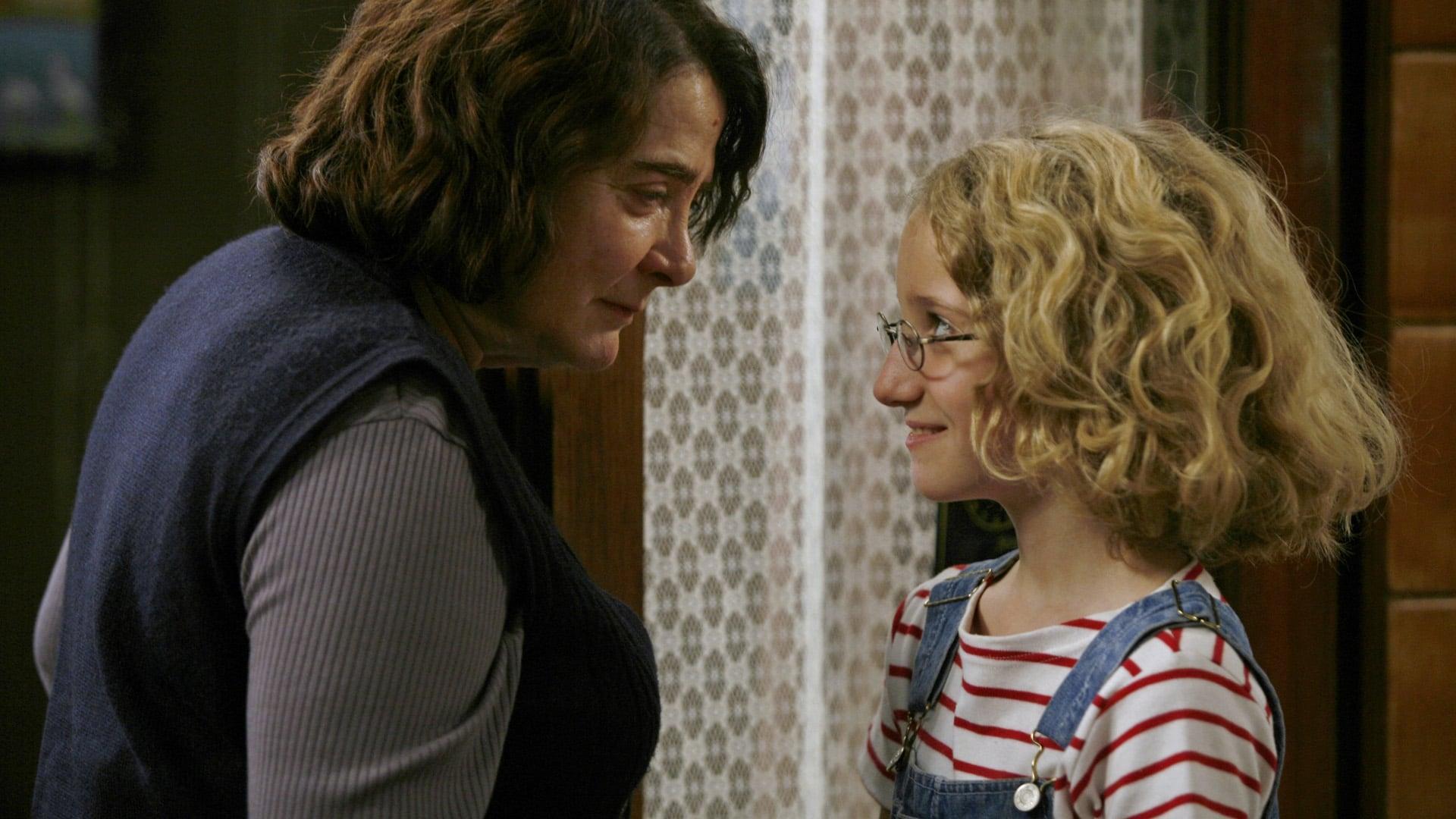 Renée Michel es la portera de un elegante edificio del centro de París y una de las protagonistas de la novela y película 'La elegancia del erizo'. En la imagen, con la vecina Paloma Josse, de 12 años.