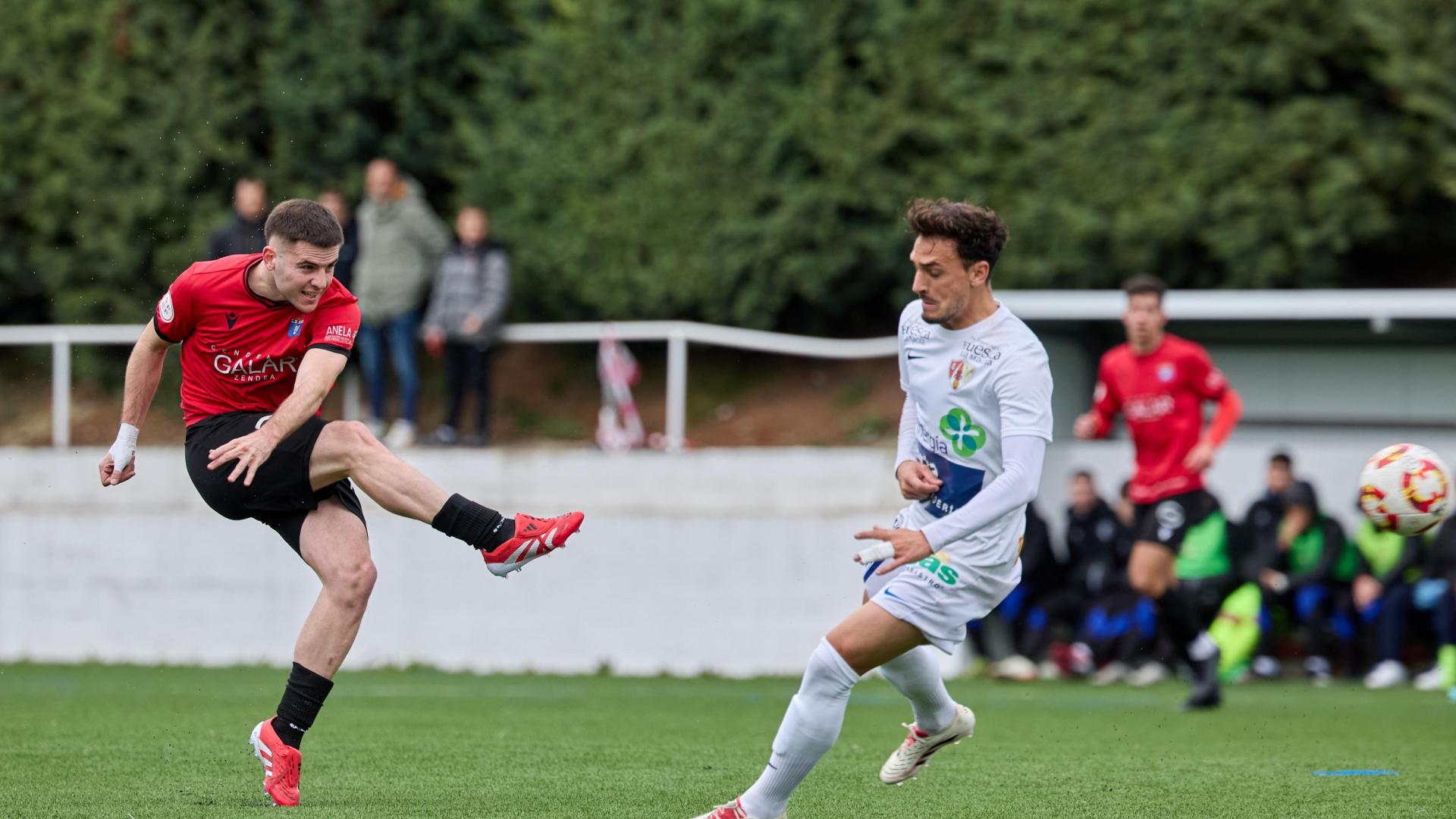 El lateral Mikel Ansó, que marcó el gol de la victoria, dispara ante Sito Barrera