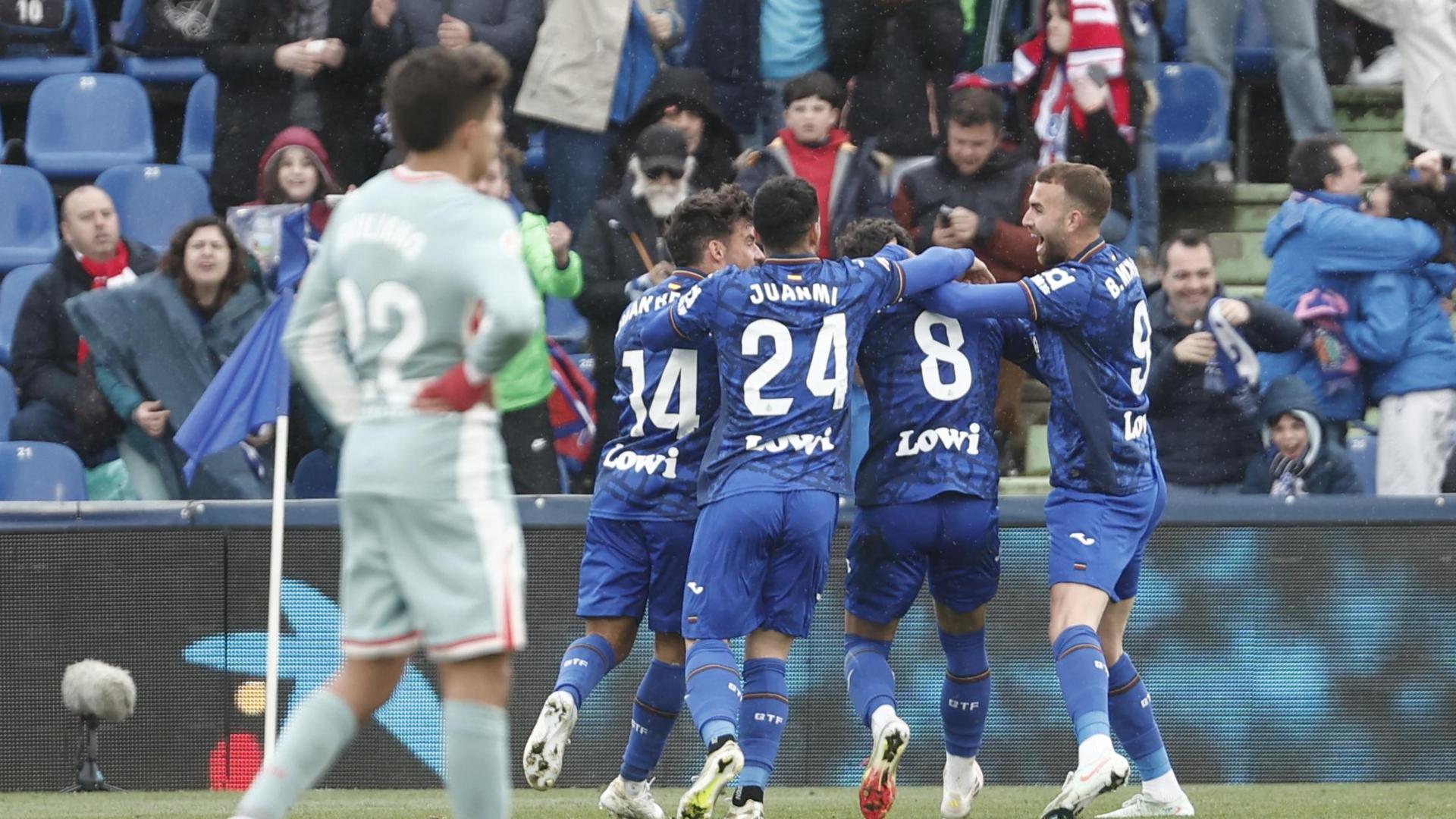 El centrocampista del Getafe Mauro Arambarri (2d), celebra su segundo gol contra el Atlético de Madrid, durante un partido de LaLiga