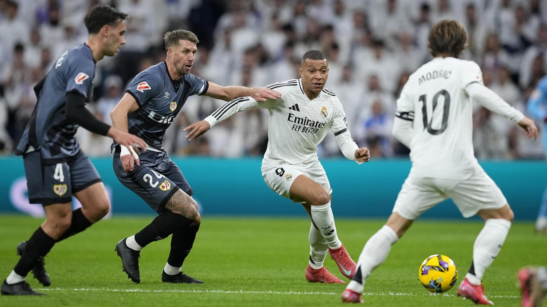 Kylian Mbappé del Real Madrid en acción durante la Liga española contra el Rayo Vallecano
