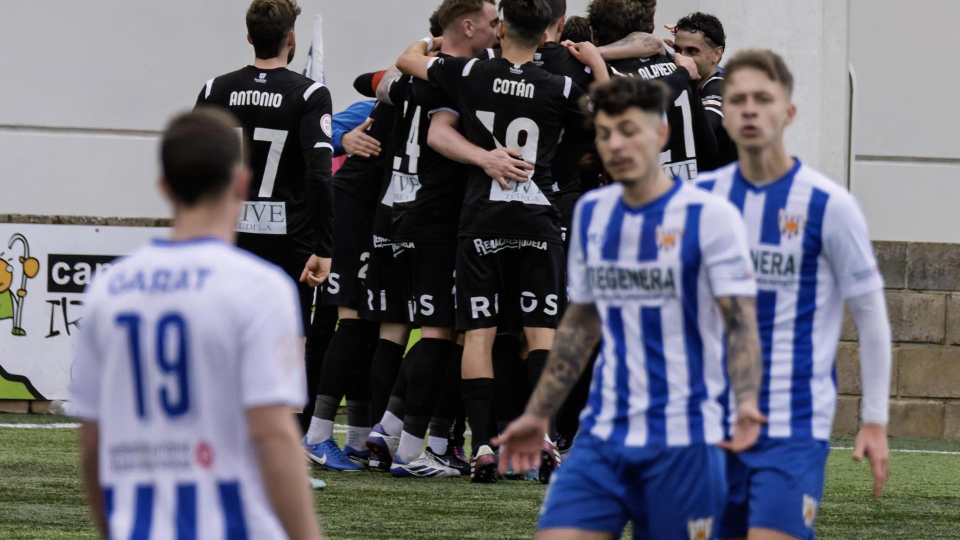 Los jugadores del Tudelano celebran el gol de Rubio, que supuso el 0-1 en Estella