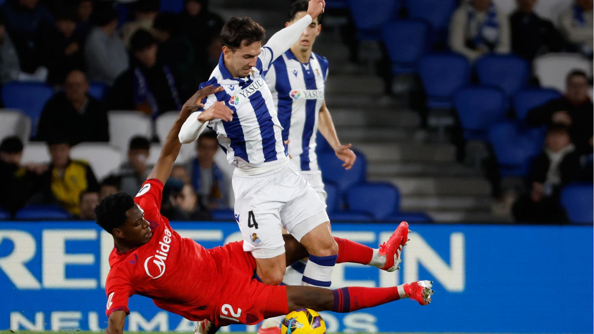 - El centrocampista de la Real Sociedad Martín Zubimendi (d) lucha con el belga Albert-Mboyo, del Sevilla, durante el partido