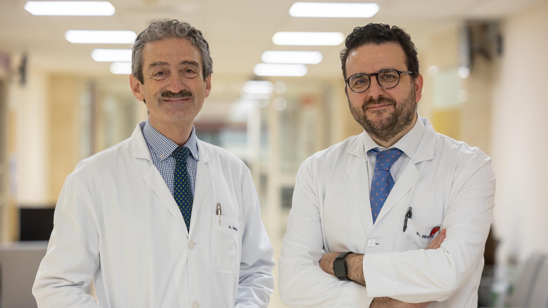 El Dr. Bruno Sangro y el Dr. Josepmaría Argemí, especialistas del Área de Cáncer de Hígado y Páncreas del Cancer Center Clínica Universidad de Navarra.