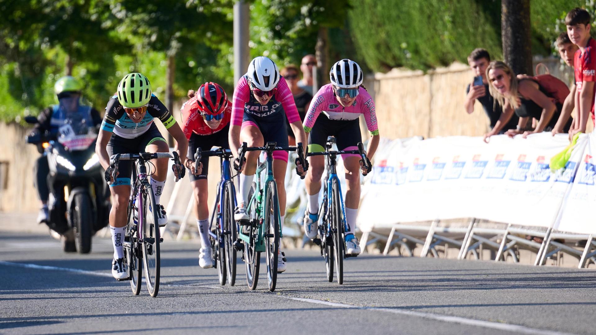 Un grupo de ciclistas en la pasada Vuelta a Pamplona de féminas.