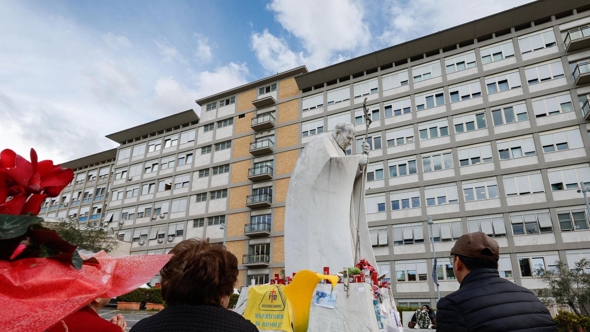 Fieles rezan en el exterior del hospital Gemelli de Roma, donde se encuentra hospitalizado el papa Francisco