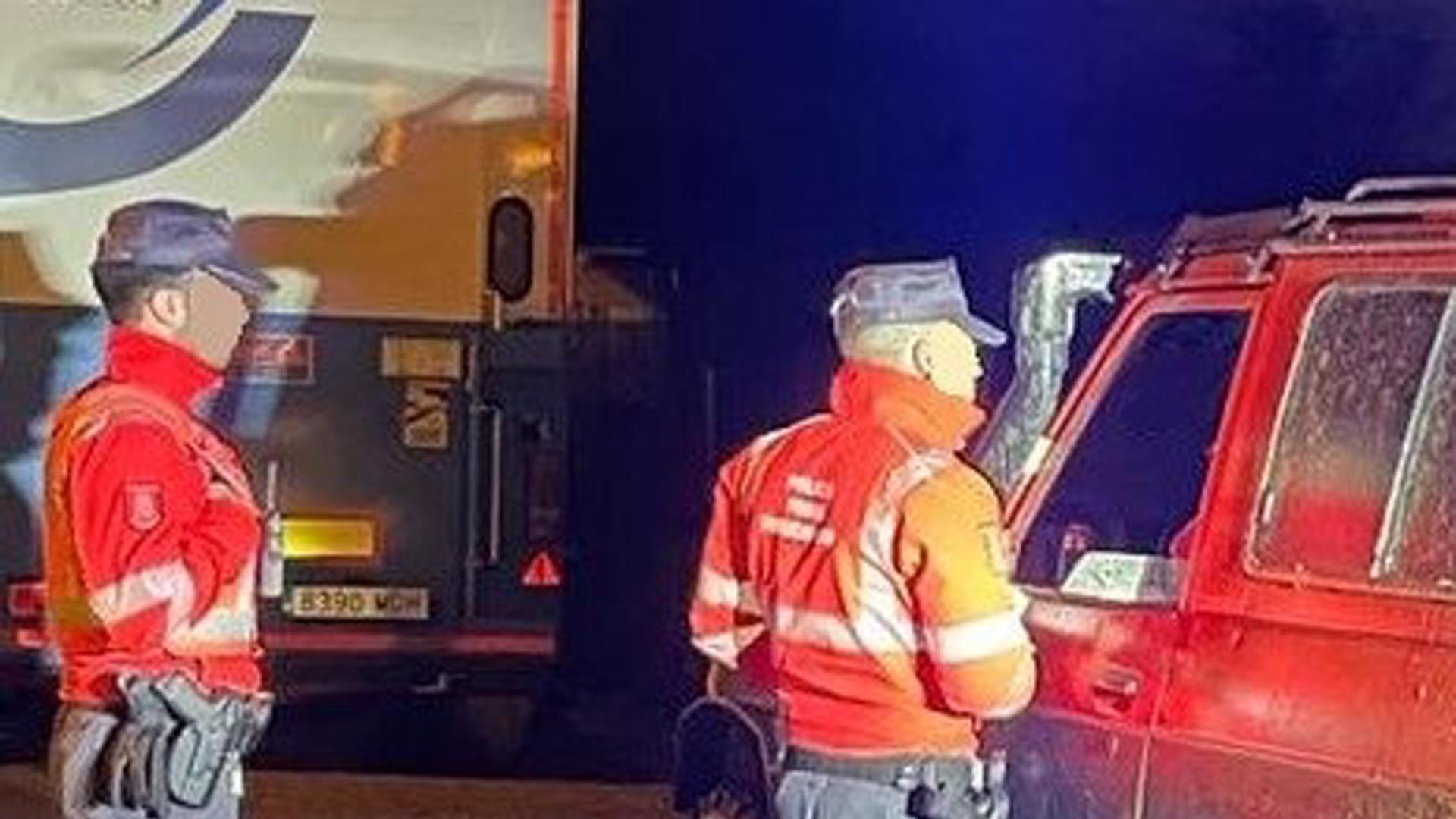 Agentes de la Policía Foral junto a un vehículo