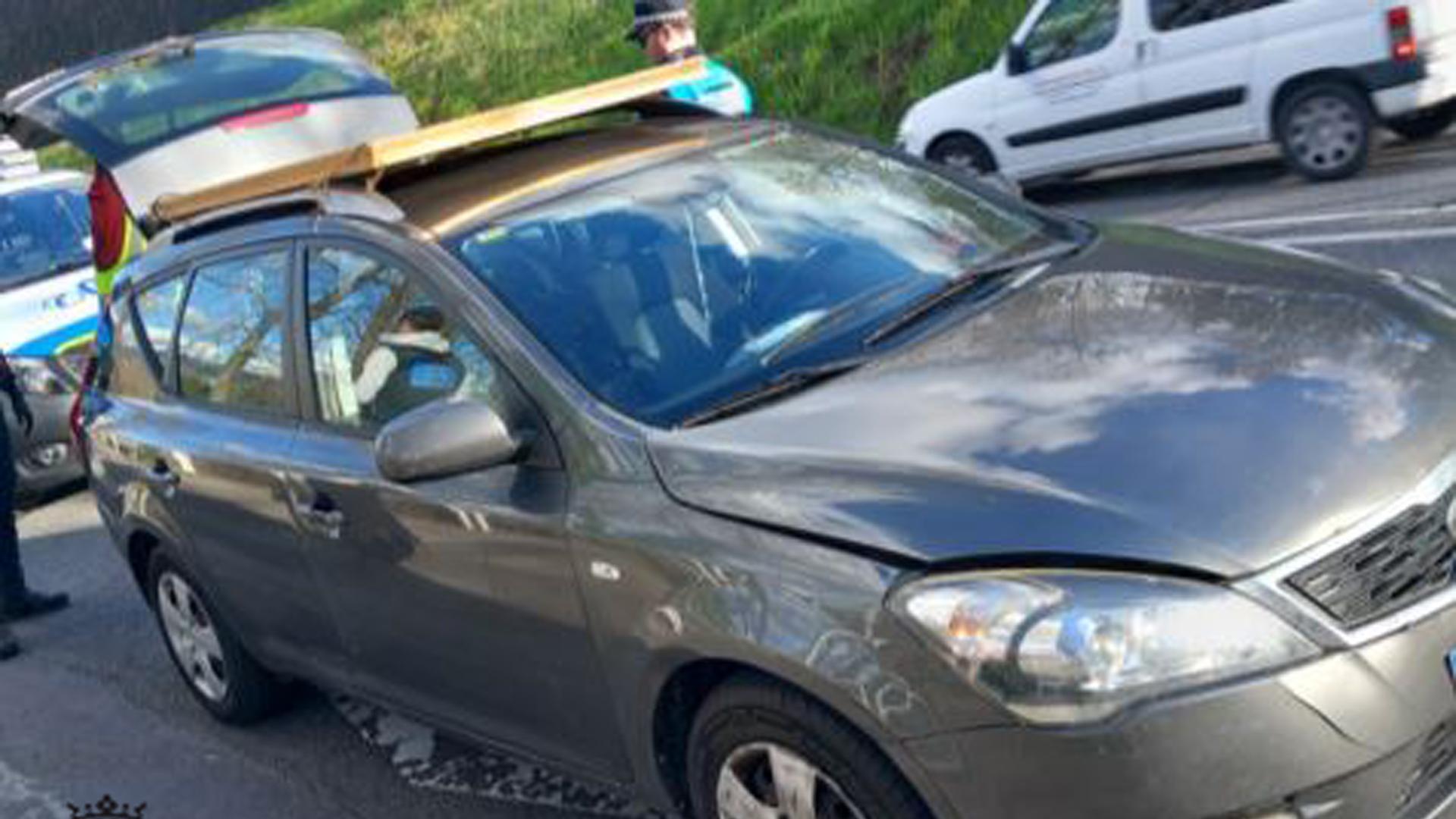 Un hombre circulaba en Pamplona sujetando con la mano un cuadro