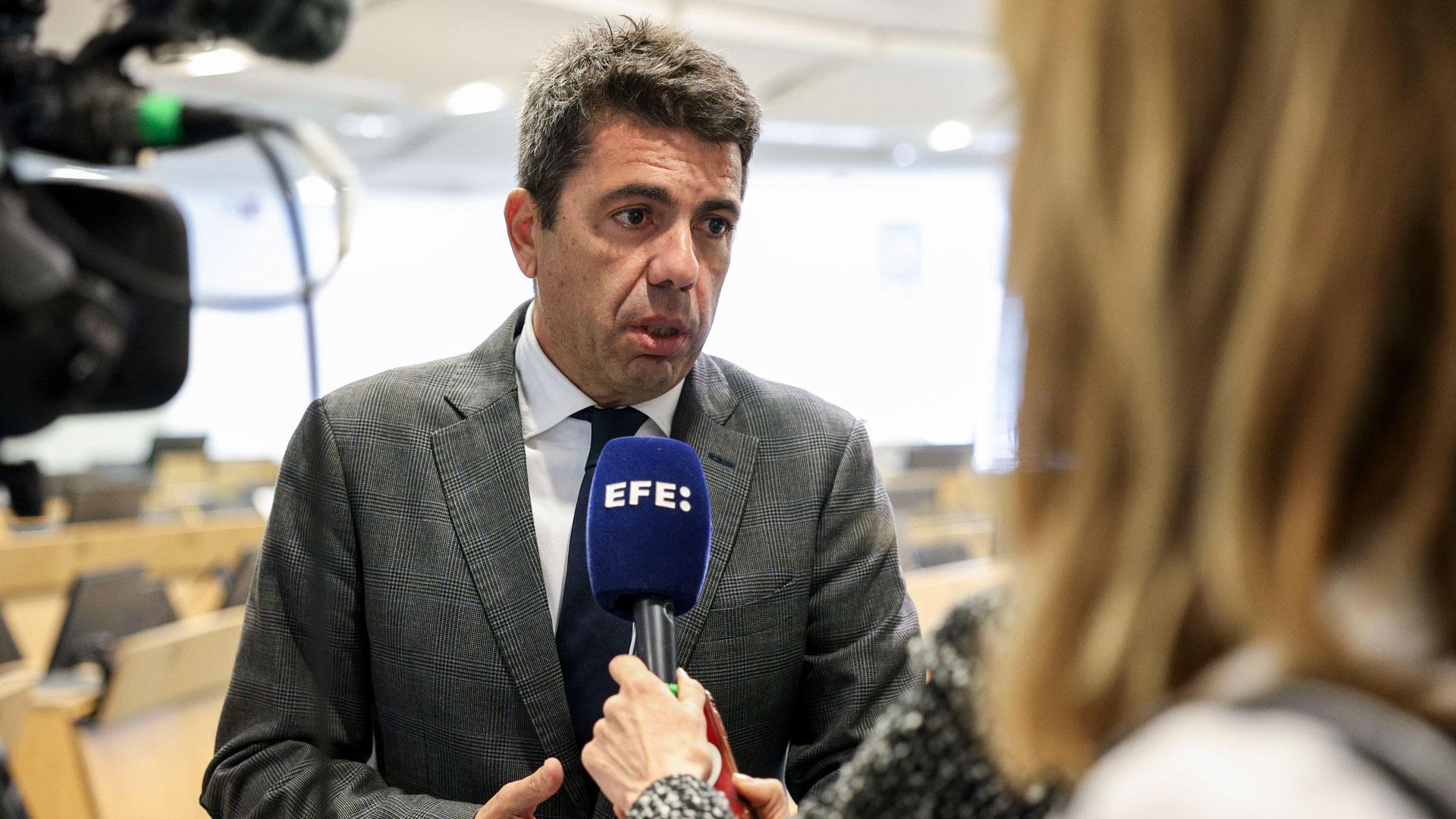 El president de la Generalitat, Carlos Mazón atiende a los medios