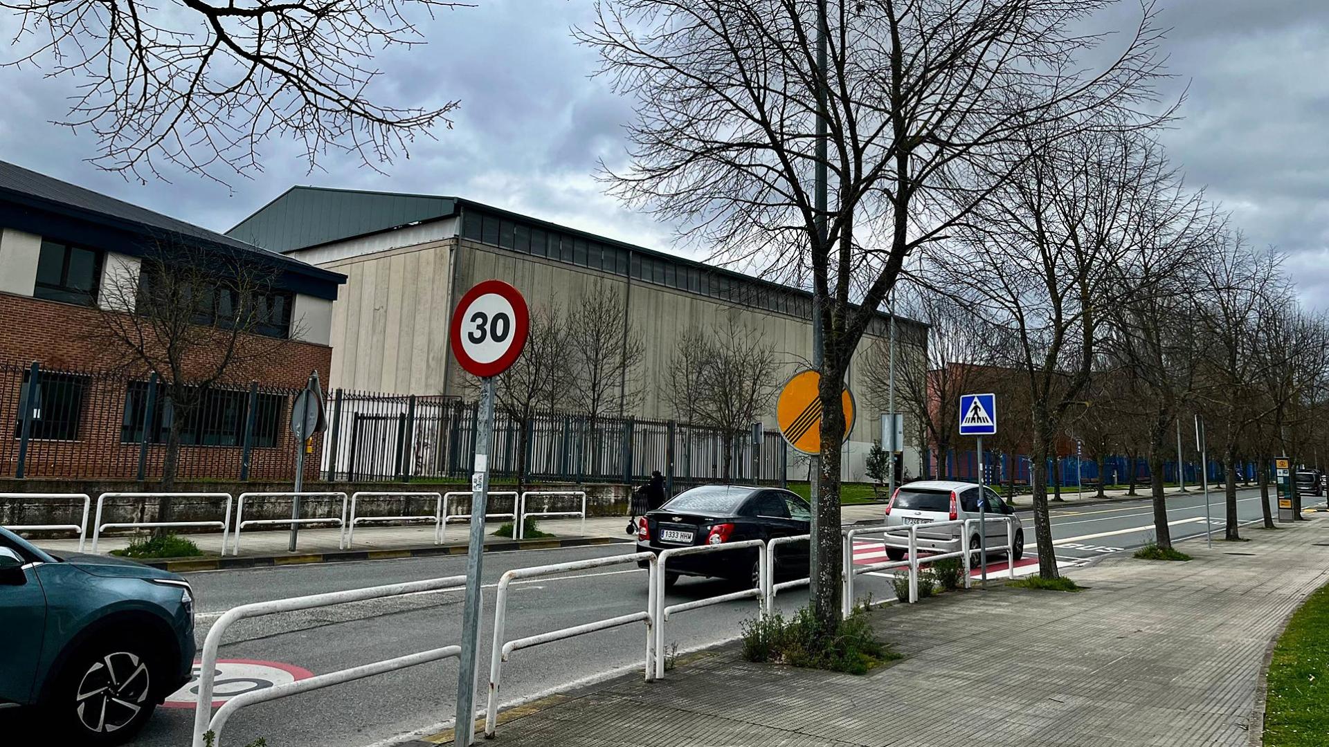 Vehículos circulan tras pasar por la avenida de María Azcárate un usuario de monopatín /