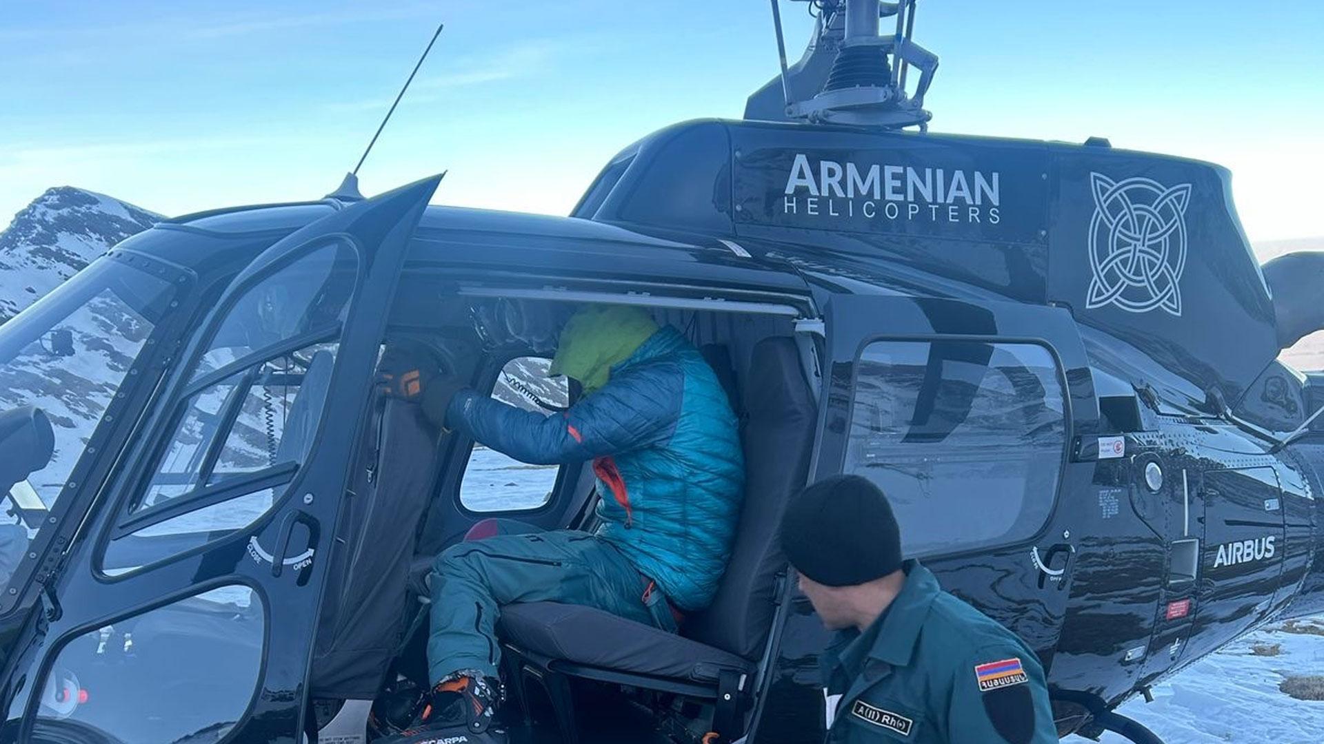 Helicóptero de los servicios de rescate armenios rescataron a los supervivientes de la expedición la montaña más alta de Armenia, el Aragots, que supera los 4.000 metros de altura