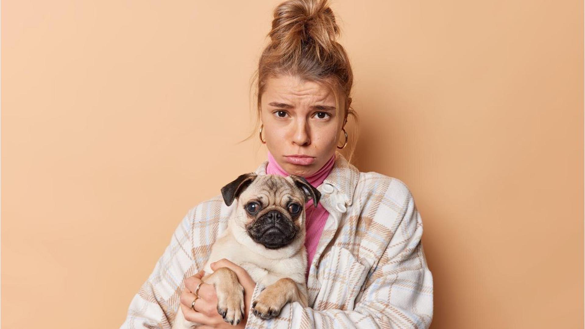 Una joven con su mascota