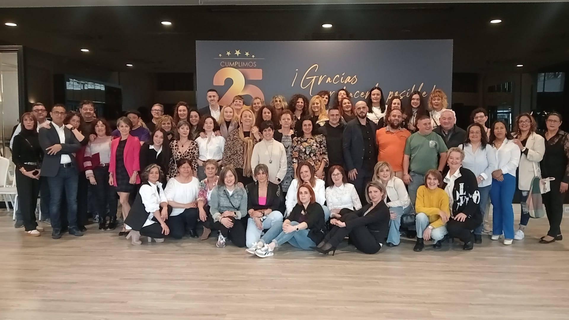 La plantilla de Irotz Limpiezas Técnicas S.L. celebrando el pasado sábado 8 de marzo los 25 años de actividad.