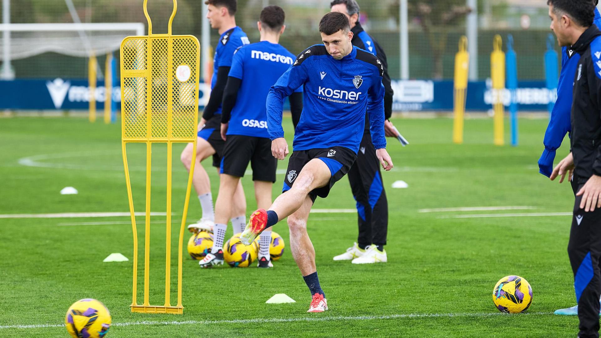 Abel Bretones golpea el balón durante el entrenamiento de este miércoles en Tajonar /