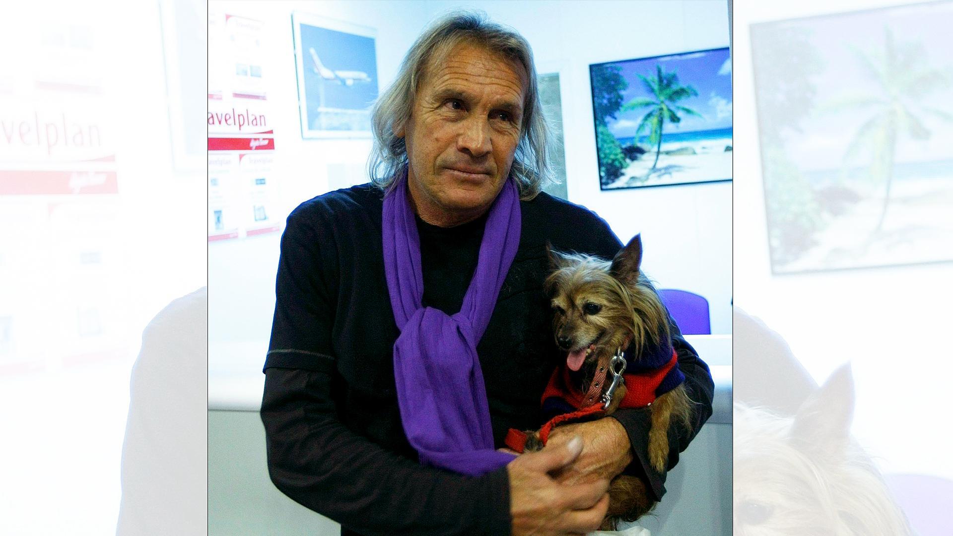 Imagen anterior del exportero argentino 'El Loco' Gatti con un perro /