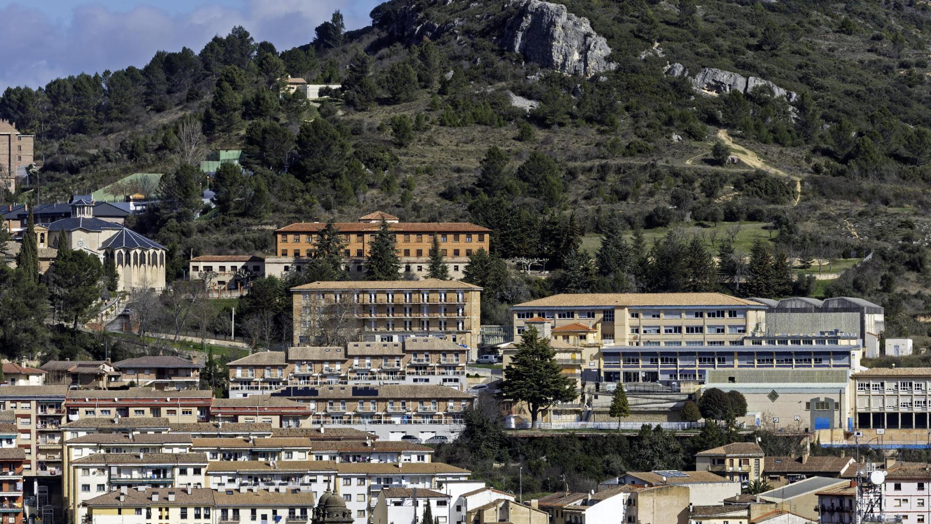 Edificios en el Casco Antiguo de Estella con San Juan en primer término. Al fondo, el entorno del Puy.