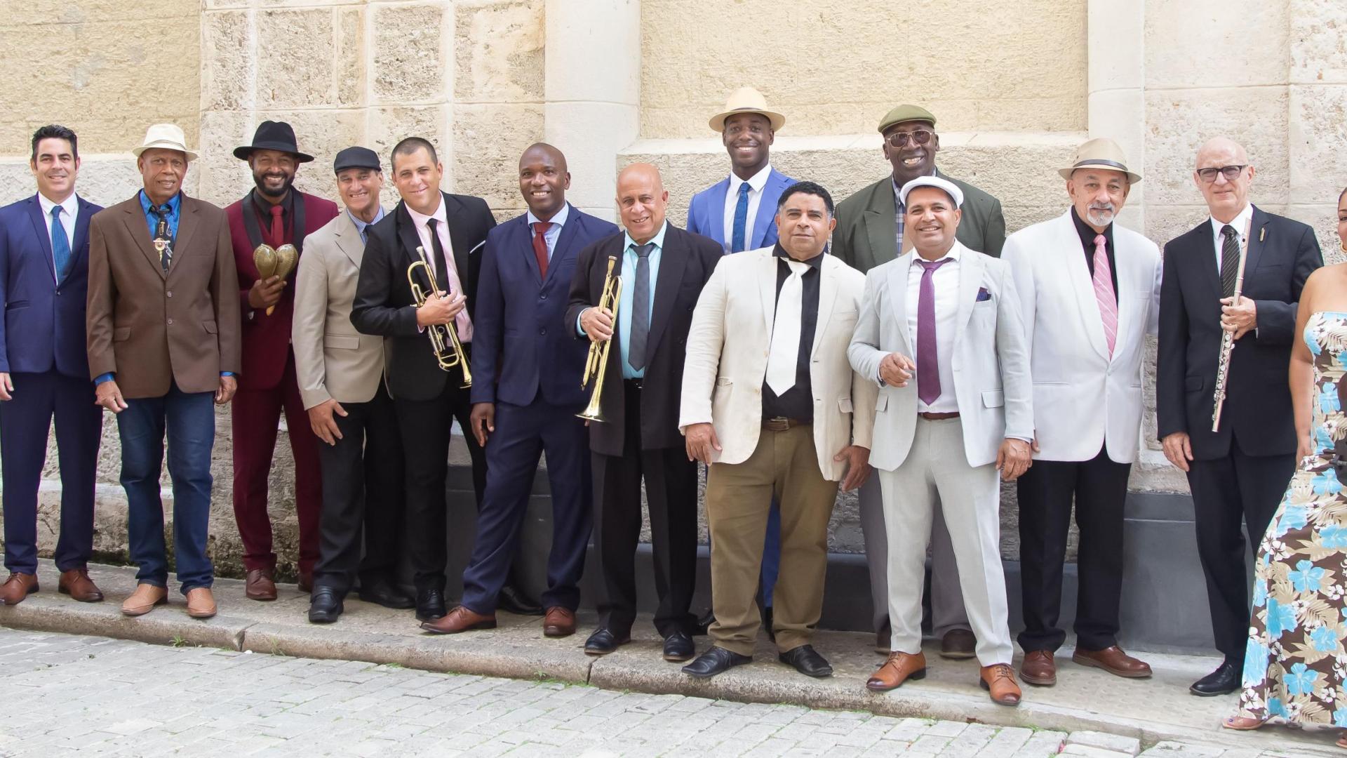 Quince de los 16 músicos de Estrellas Buena Vista y Más. La componen los vocalistas Carlos Calunga y Lázaro Villa, el percusionista Ángel Terry, el saxofonista Javier Zalba, el trompetista Roberto García, el trombonista Alberto Muñoz, el contrabajista Fernando Arévalo y la violinista Osiris Valdés, bajo la dirección musical del tresero de reconocimiento internacional, Pancho Amat. Lo completan la voz de Kiko Ruíz, Yerián Luis y Rosalía Gómez, la trompeta de Alain Pérez, el piano de Alejandro Falcón, el timbal de Jean Roberto San Cristóbal y el bongó de Rosenio Perdomo