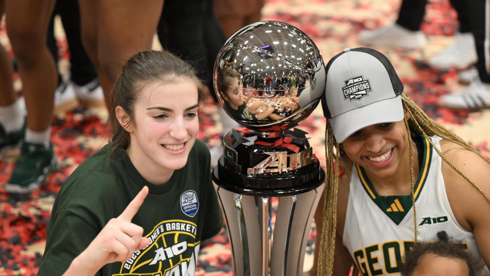 La base navarra Paula Suárez (izda.), junto al trofeo que consiguió con su equipo, el George Mason, como campeón de conferencia