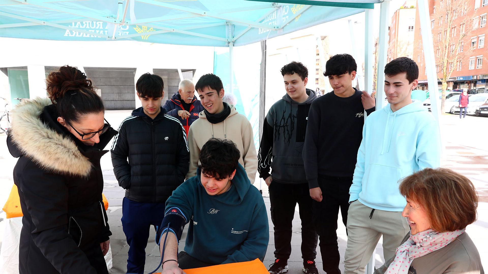 Un grupo de jóvenes, este jueves en la carpa informativa de Alcer que busca sensibilizar sobre las enfermedades renales