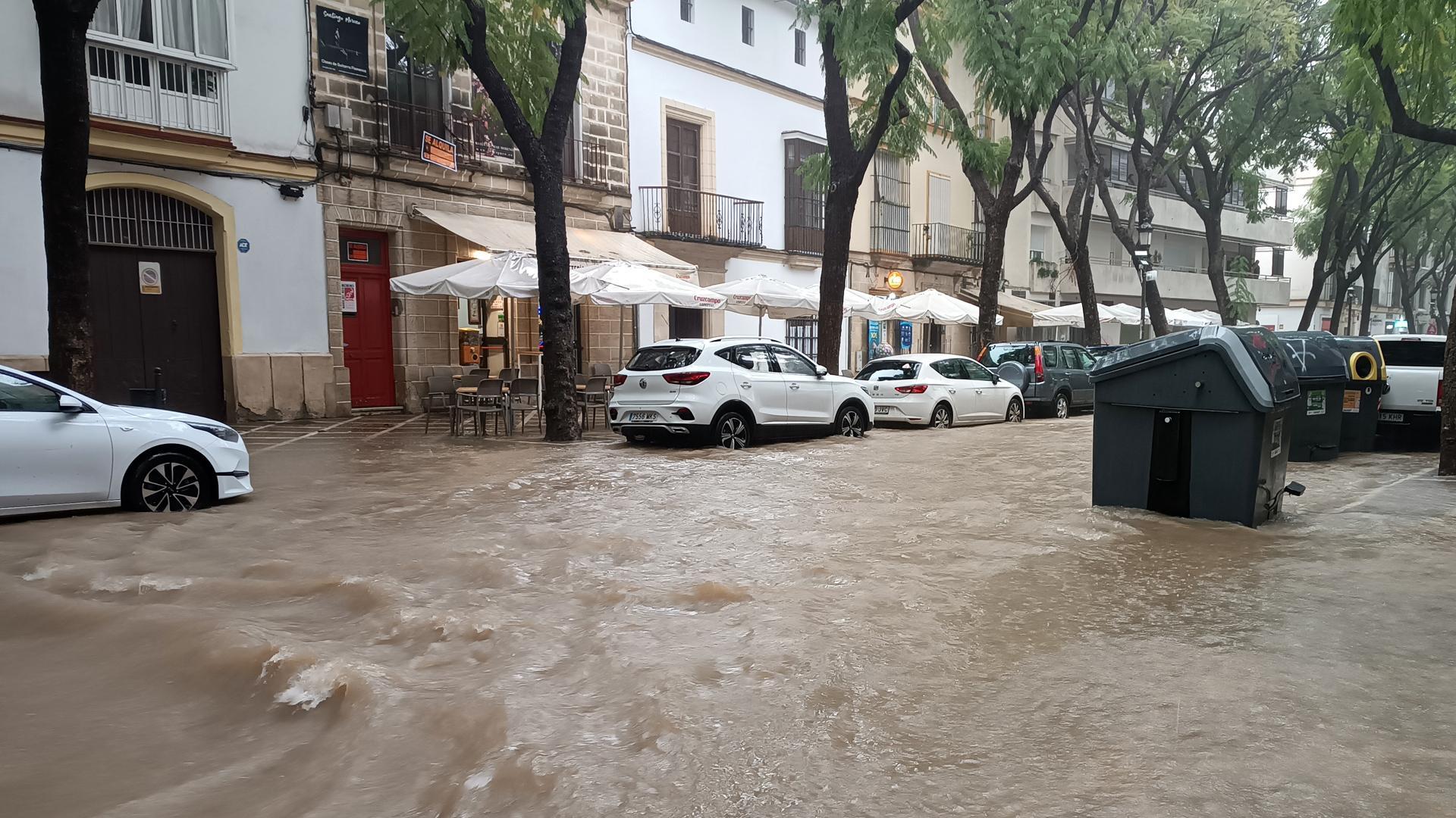 Calle Porvera en Jerez de la Frontera (Cádiz) inundada tras una fuerte tromba de agua