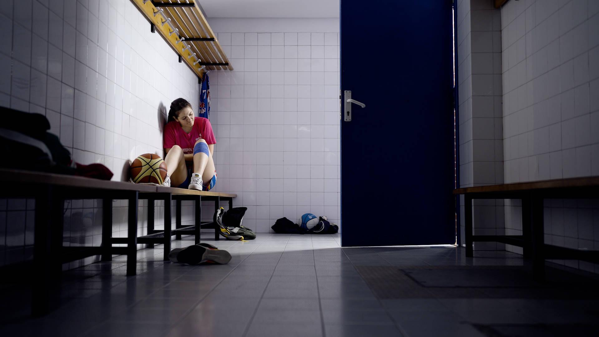 La actriz Olivia Intimi da vida a una adolescente de 16 años en un documental sobre la endometriosis.