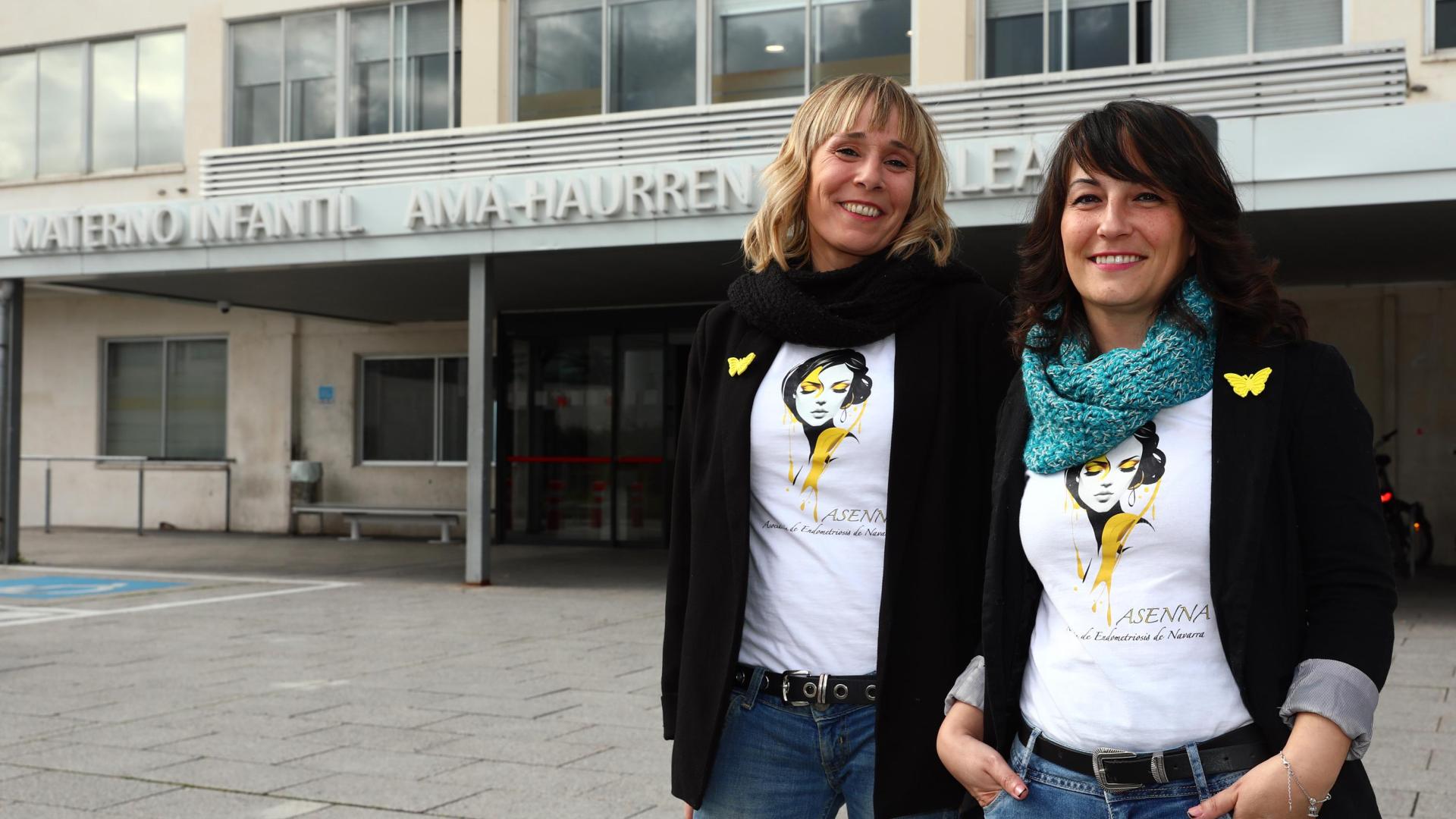Esperanza Ciriza (izda) y Nerea Barba, de la Asociación Navarra de Endometriosis (ASENNA), en la puerta de la maternidad del Hospital Universitario de Navarra.