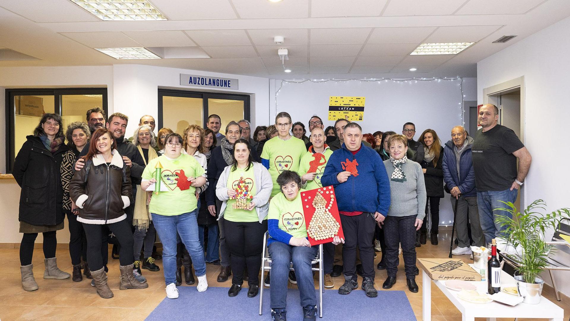 Asistentes a la inauguración del nuevo coworking posaron juntos /