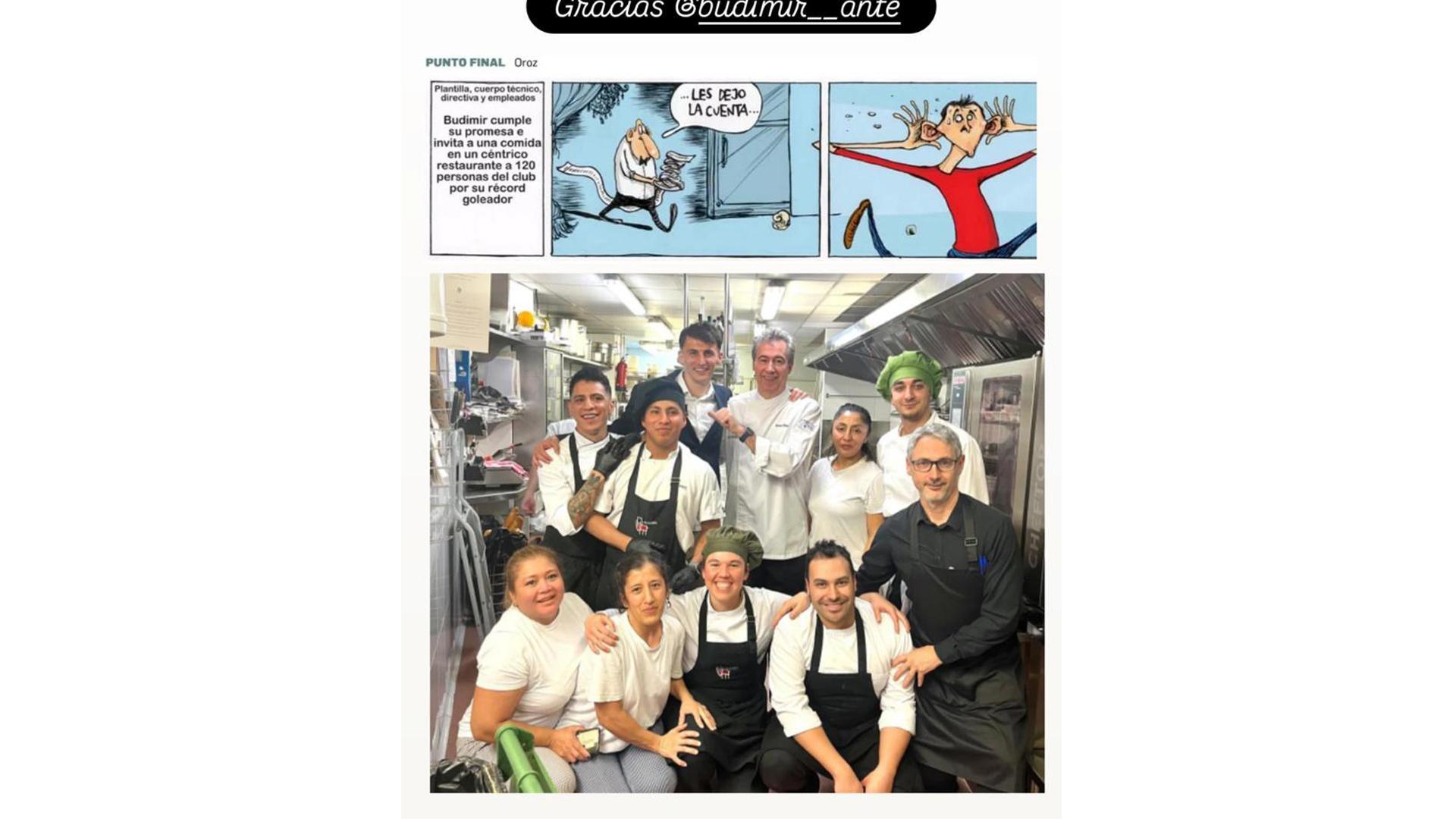Ante Budimir junto a los empleados del Restaurante Alhambra y la tira de Oroz en referencia al delantero croata