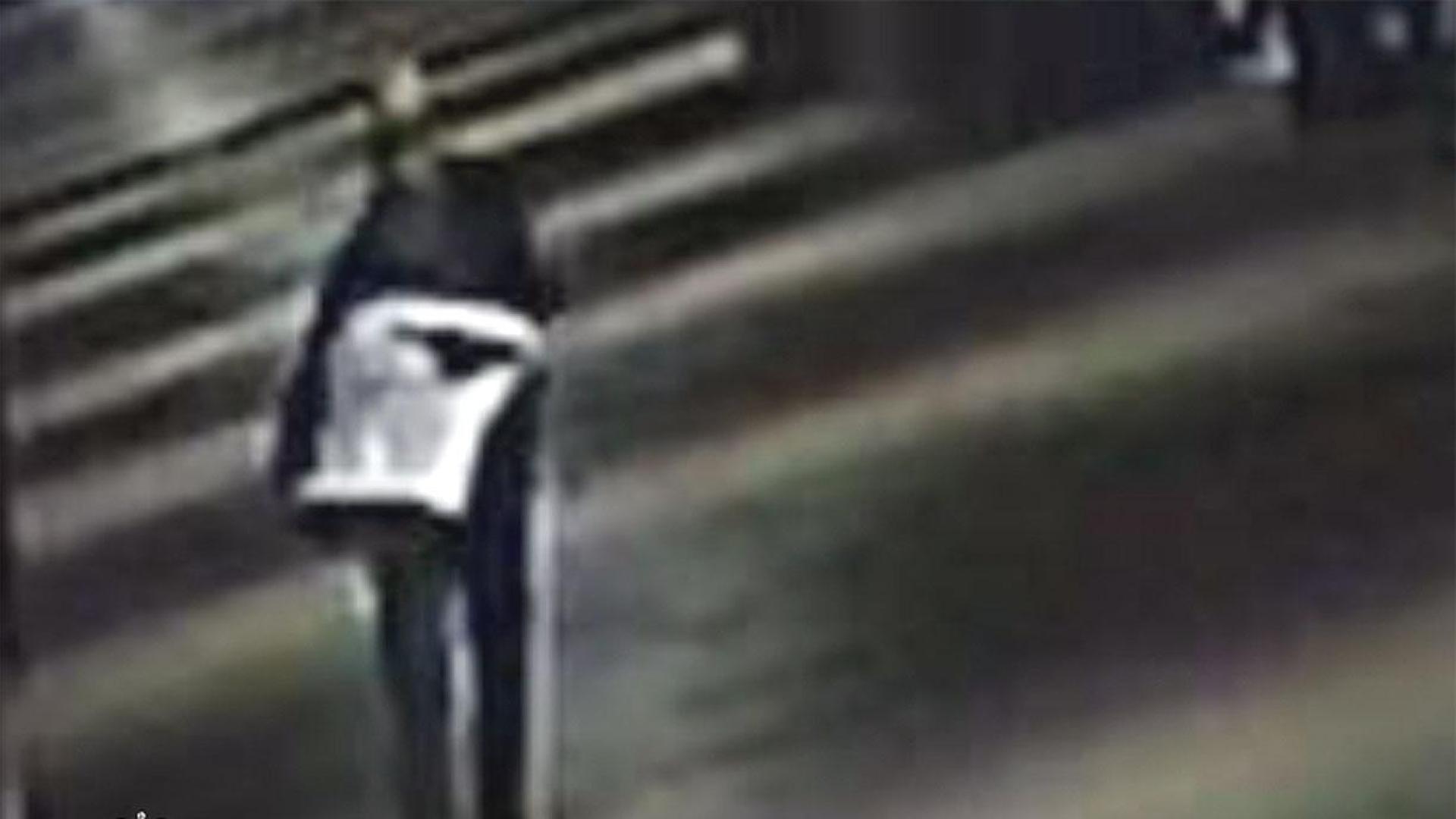 Captura del vídeo en el que se ve al hombre con el sanitario dirigiéndose a su vehículo