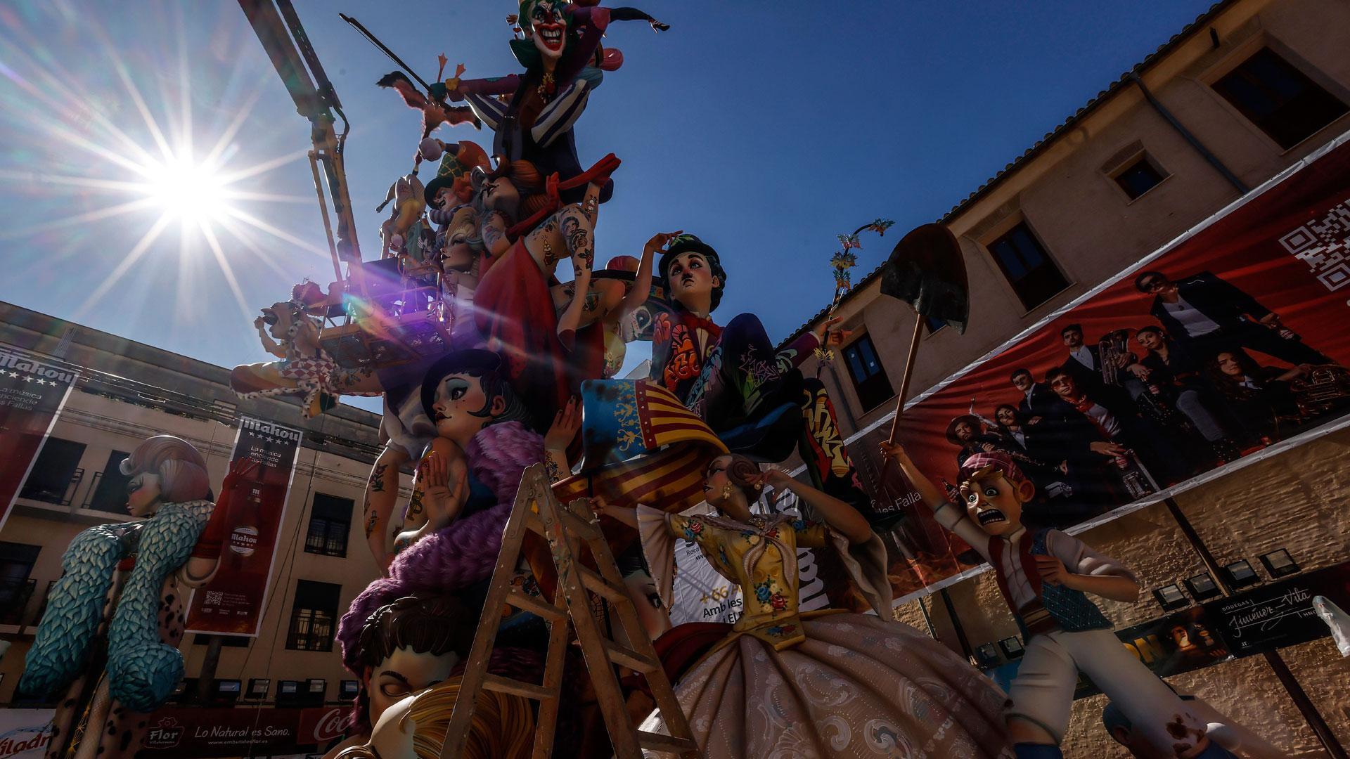 Una potente mascletá con mensaje abre los días grandes de las Fallas de València