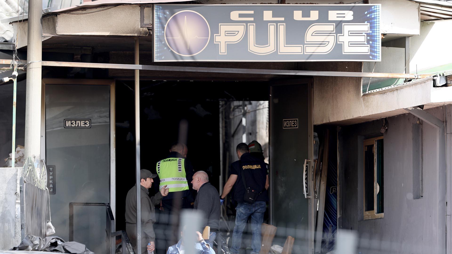 Investigadores acceden al interior de la discoteca donde se ha producido el incendio