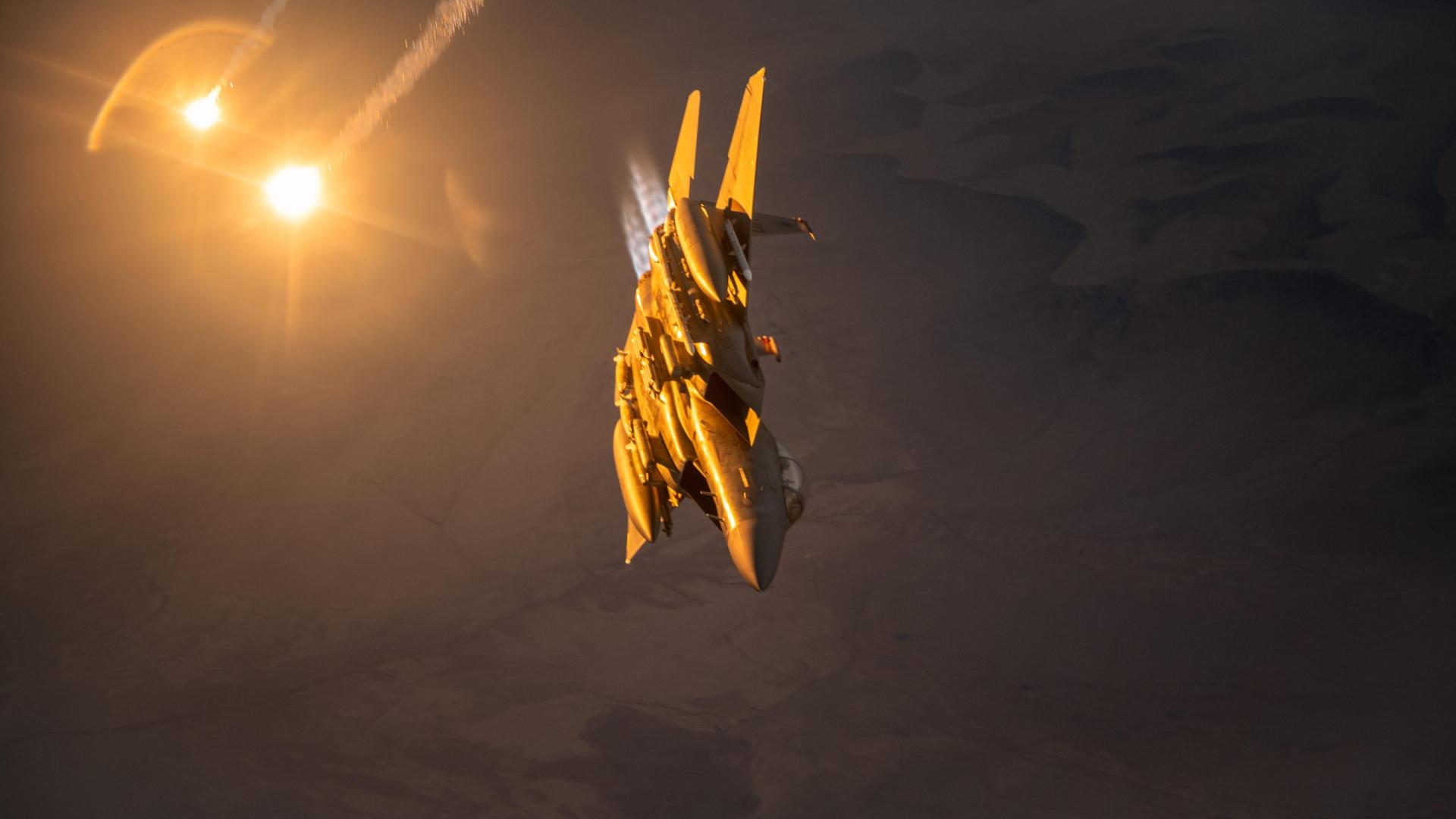 Un F-15 de la fuerza aérea americana lanza bengalas anti misiles en una maniobra del pasado diciembre