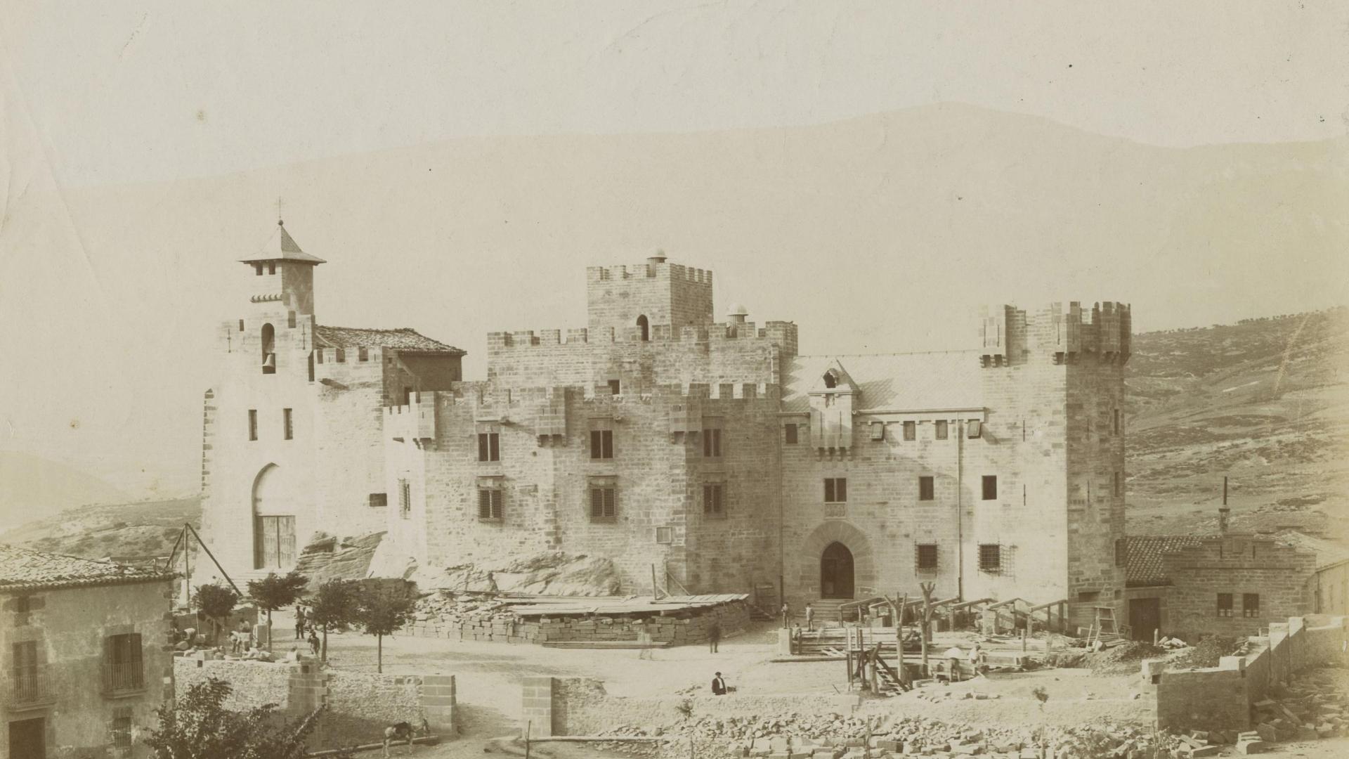 Fotografía del castillo de Javier, c. 1893, antes de la construcción de la nueva basílica. La antigua santa capilla presenta la espadaña añadida en 1890 y la puerta neogótica de 1892. Colección José Ignacio Riezu Boj