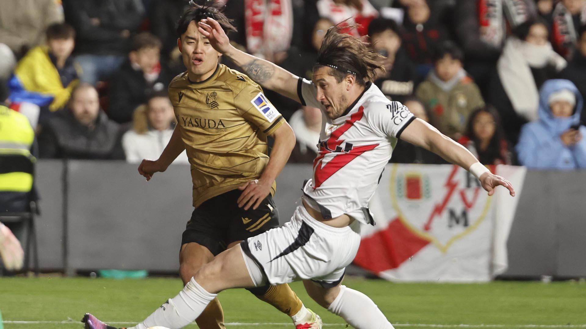 Alfonso Espino (Rayo) y Kubo (Real Sociedad) pugnan por un balón