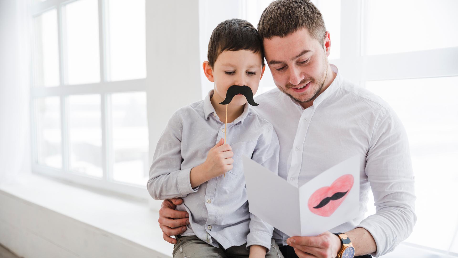 Un niño con su padre