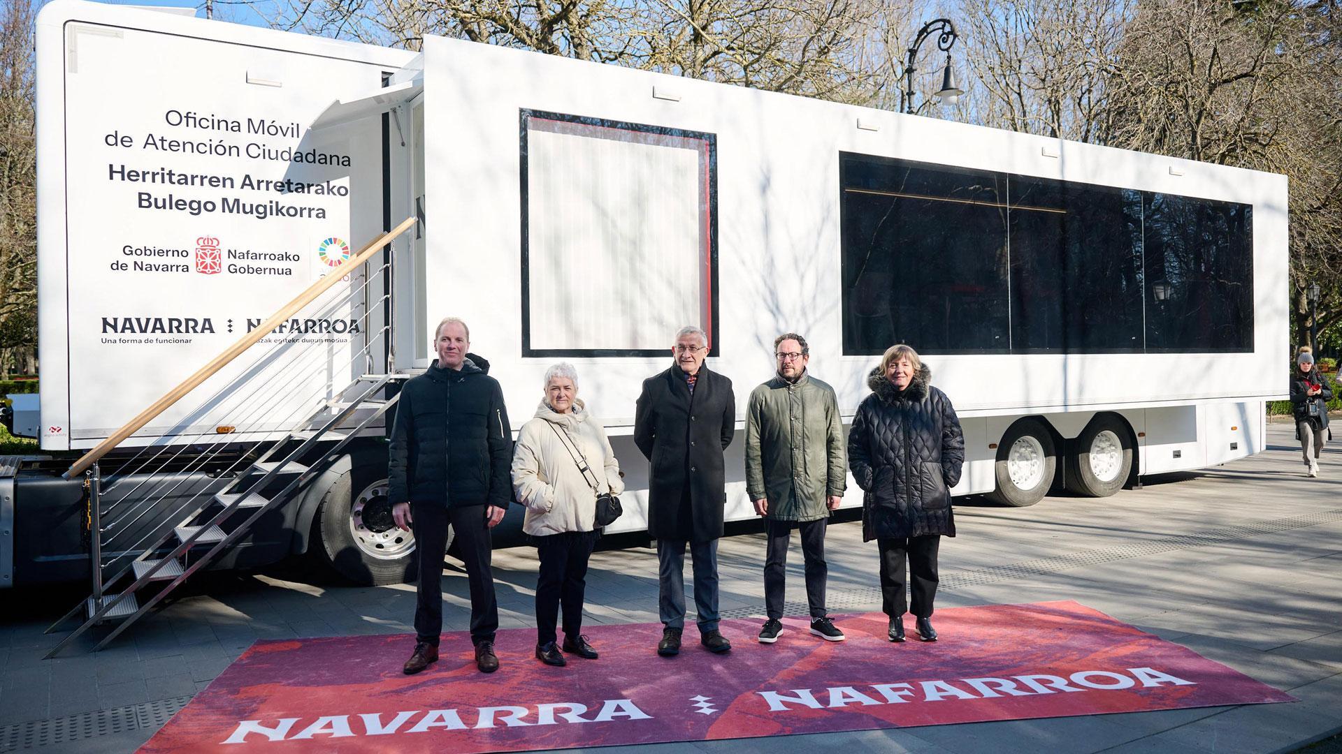 Iñaki Pinillos, Itziar Ayerdi, el vicepresidente Félix Taberna, Joseba Asiain y Toya Bernad, en la presentación de la oficina móvil de atención ciudadana en el Bosquecillo de Pamplona