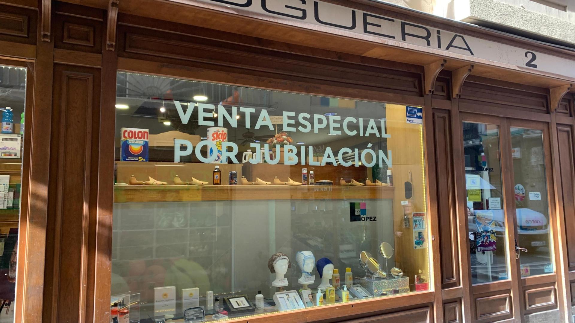 La droguería Emilio López, con el cartel de 'venta especial por jubilación'