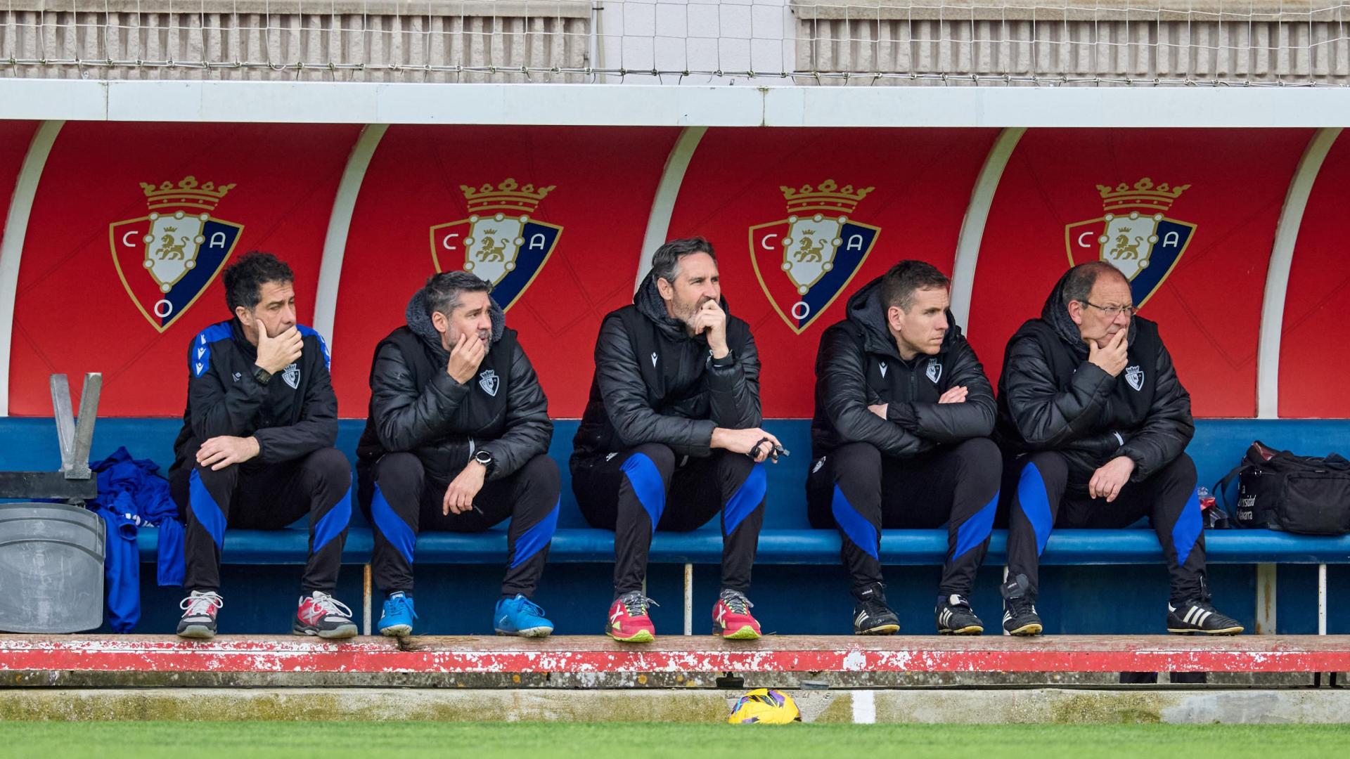 Vicente Moreno, junto a parte de su cuerpo técnico, en el banquillo de Tajonar