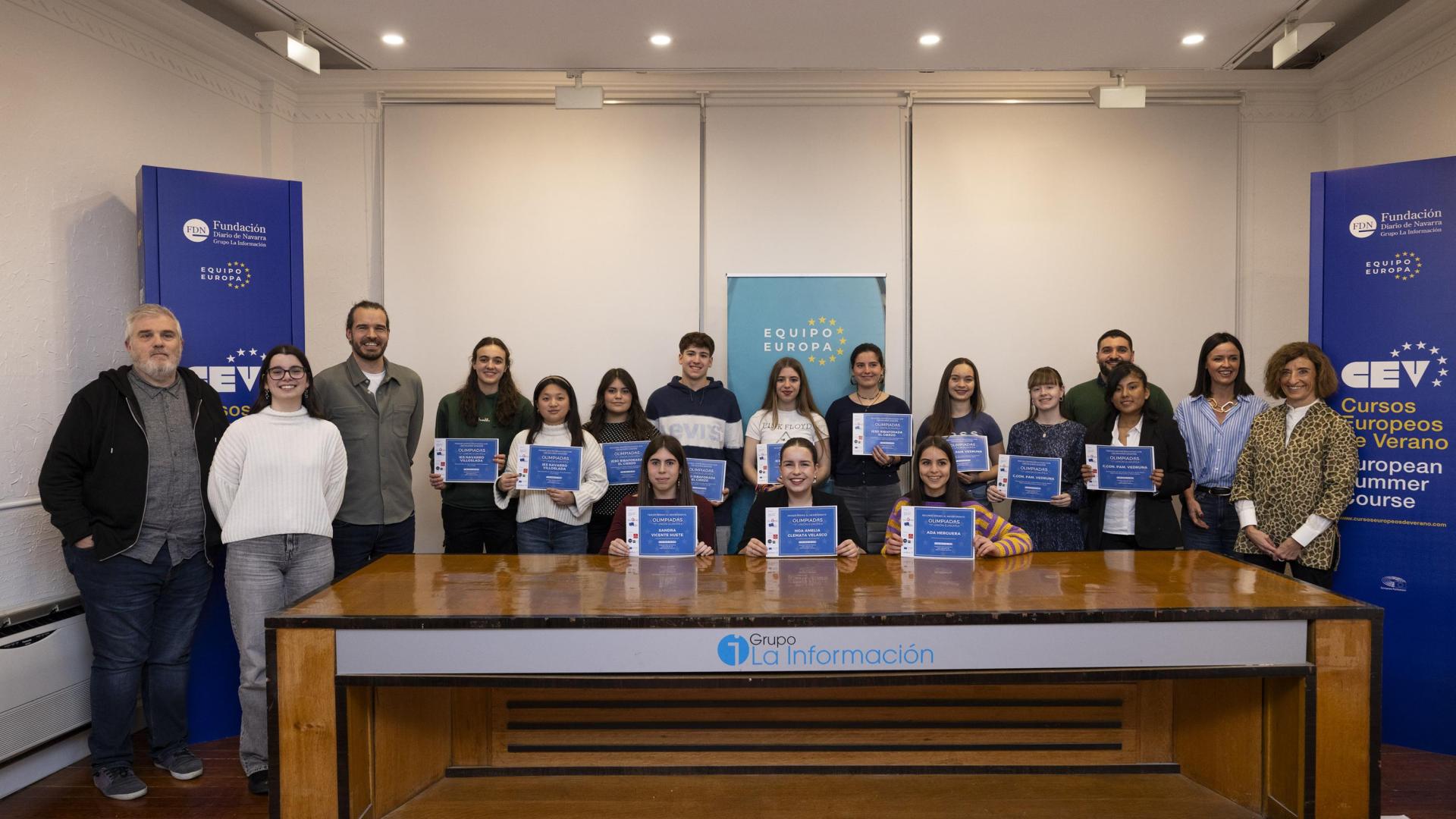 Alumnos ganadores de la ‘III Olimpiada sobre la Unión Europea’ junto a organizadores y autoridades invitadas al acto.