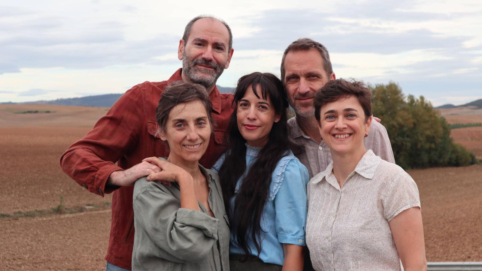 En primera fila, desde la izquierda, Marta Juániz, Raquel Sánchez Corcuera y Ana Berrade. Detrás, Miguel Goikoetxandia y David Larrea