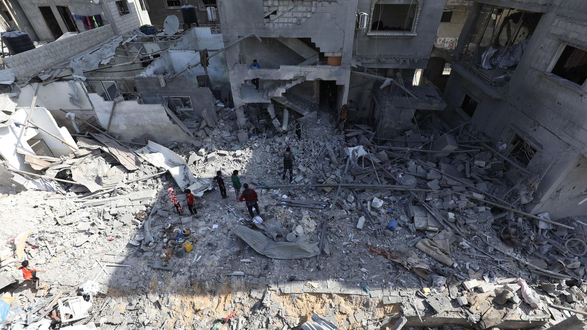 Varios gazatíes buscan familiares entre los escombros tras el ataque de Israel