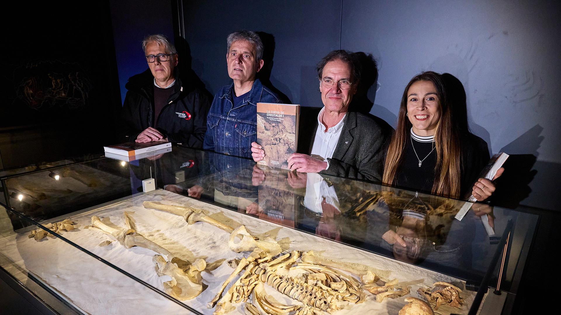 Desde la derecha: Maitane Tirapu (antropóloga), Pablo Arias, catedrático de Prehistoria de la Universidad de Cantabria y Jesús García Gazólaz, arqueólogo del Gobierno de Navarra, junto al esqueleto del Hombre de Loizu, en el Museo de Navarra /