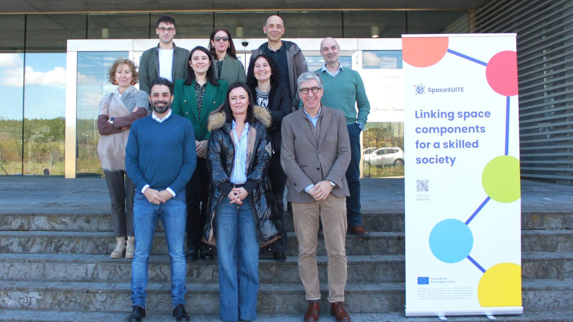 Imagen de grupo con representantes de todas las entidades implicadas en el proyecto. En la fila inferior, en el centro, la directora general de Universidad del Gobierno de Navarra, Eva Perujuániz, y a su lado, desde la izquierda, Daniel Goñi, director gerente de Tracasa Instrumental y consejero delegado de Tracasa Global