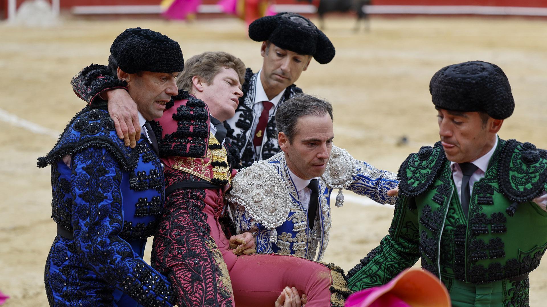 El diestro, Borja Jiménez, es llevado a la enfermería tras sufrir una cogida de su primer astado, Farolillo, durante la corrida de la Feria de Fallas