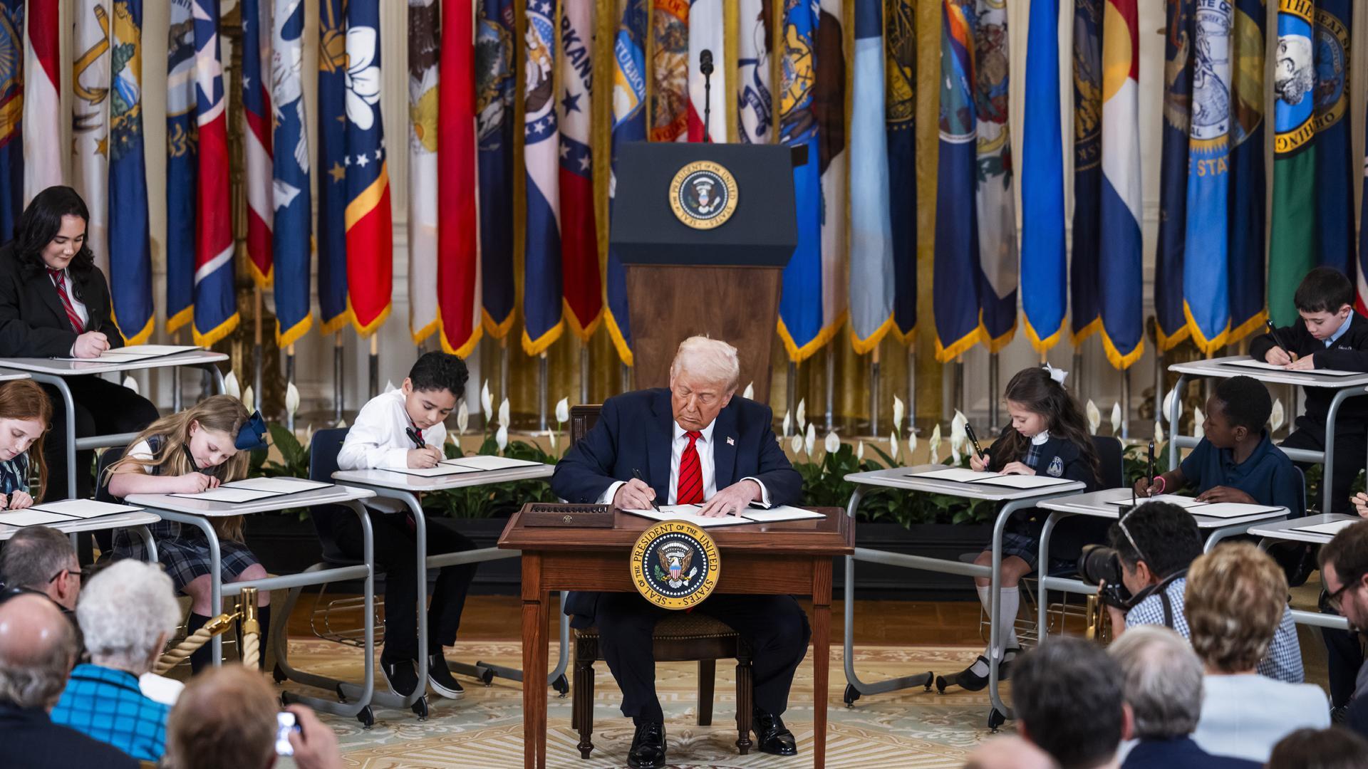 Trump firmó el decreto rodeado de niños sentados en pupitres