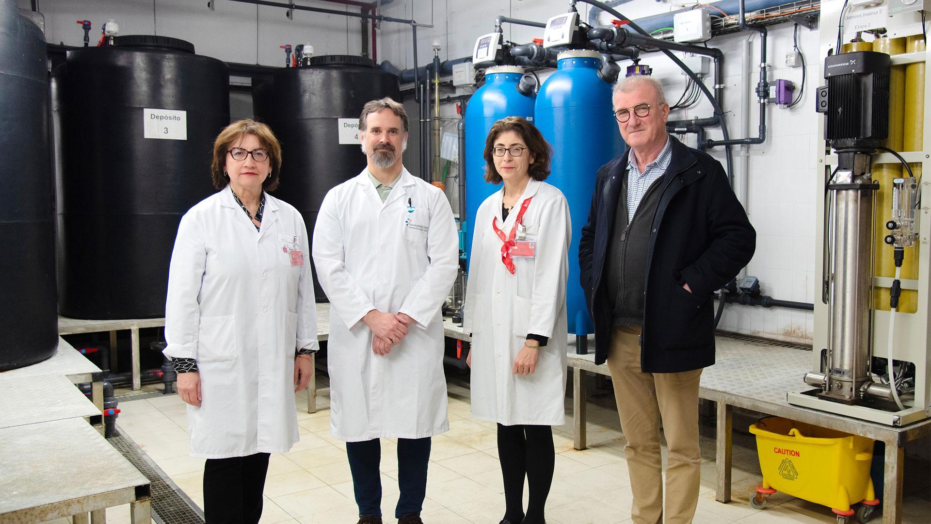 En la planta de tratamientos de aguas del HUN, de izquierda a derecha: Milagros Larráyoz, directora de Gestión Económica y Servicios Generales del HUN; Javier Gómez-Arrue, director de Navarrabiomed-Fundación Miguel Servet; Estrella Petrina, directora gerente del HUN; y Fermín Román Iriarte Artajo, jefe del Servicio de Infraestructuras del HUN