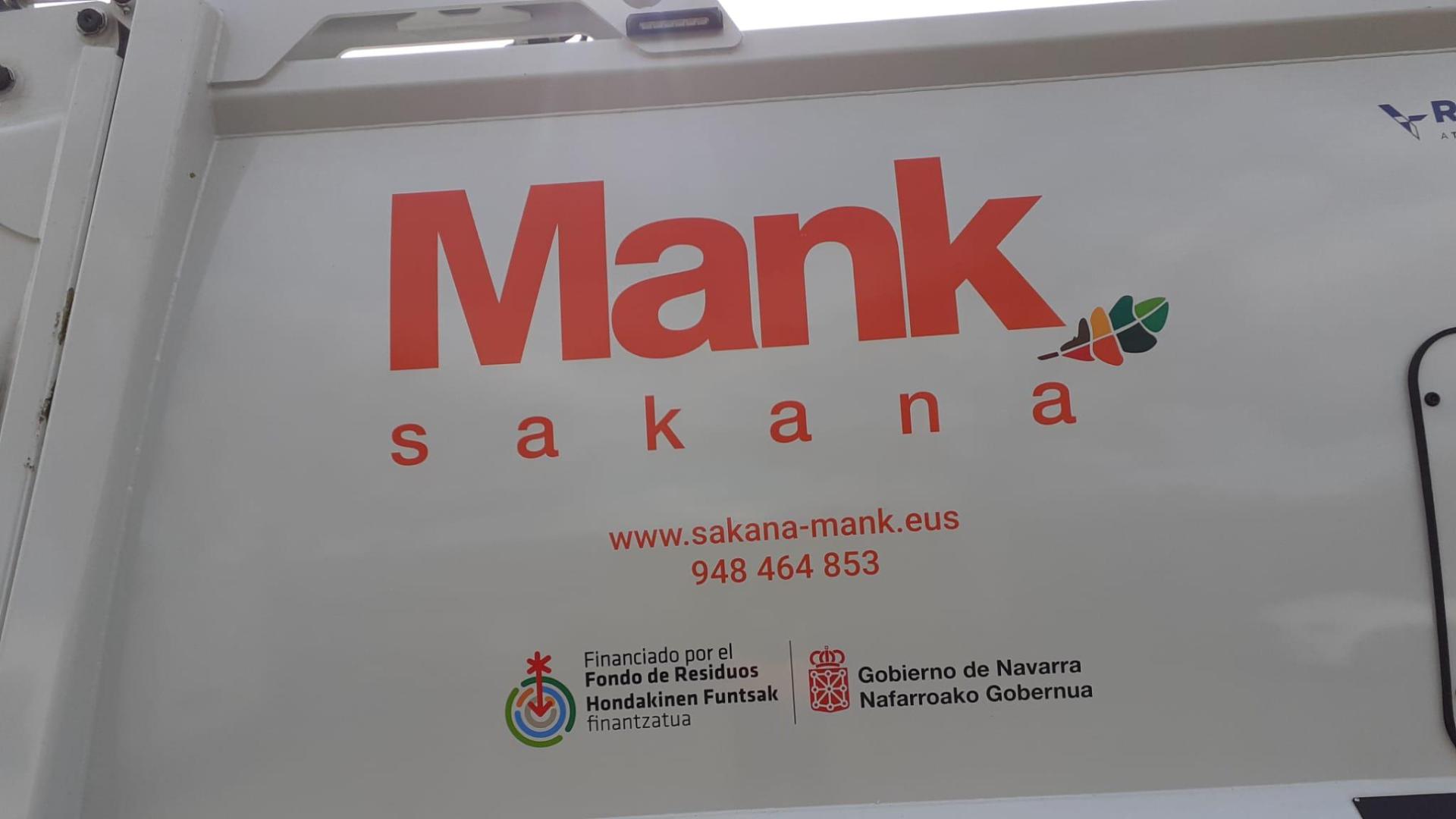 Detalle del nuevo camión adquirido, con el anagrama de la Mancomunidad de Sakana