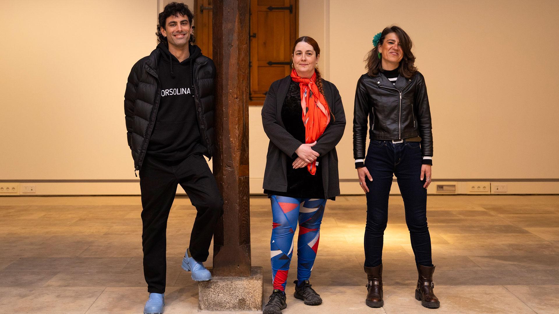 La concejala de Cultura, Fiestas, Educación y Deporte, Maider Beloki (d), presenta el ciclo de performance AT AT AT, programa de artes vivas junto con la comisaria del festival, Maia Villot de Diego , y Nazario Díaz , uno de los artistas