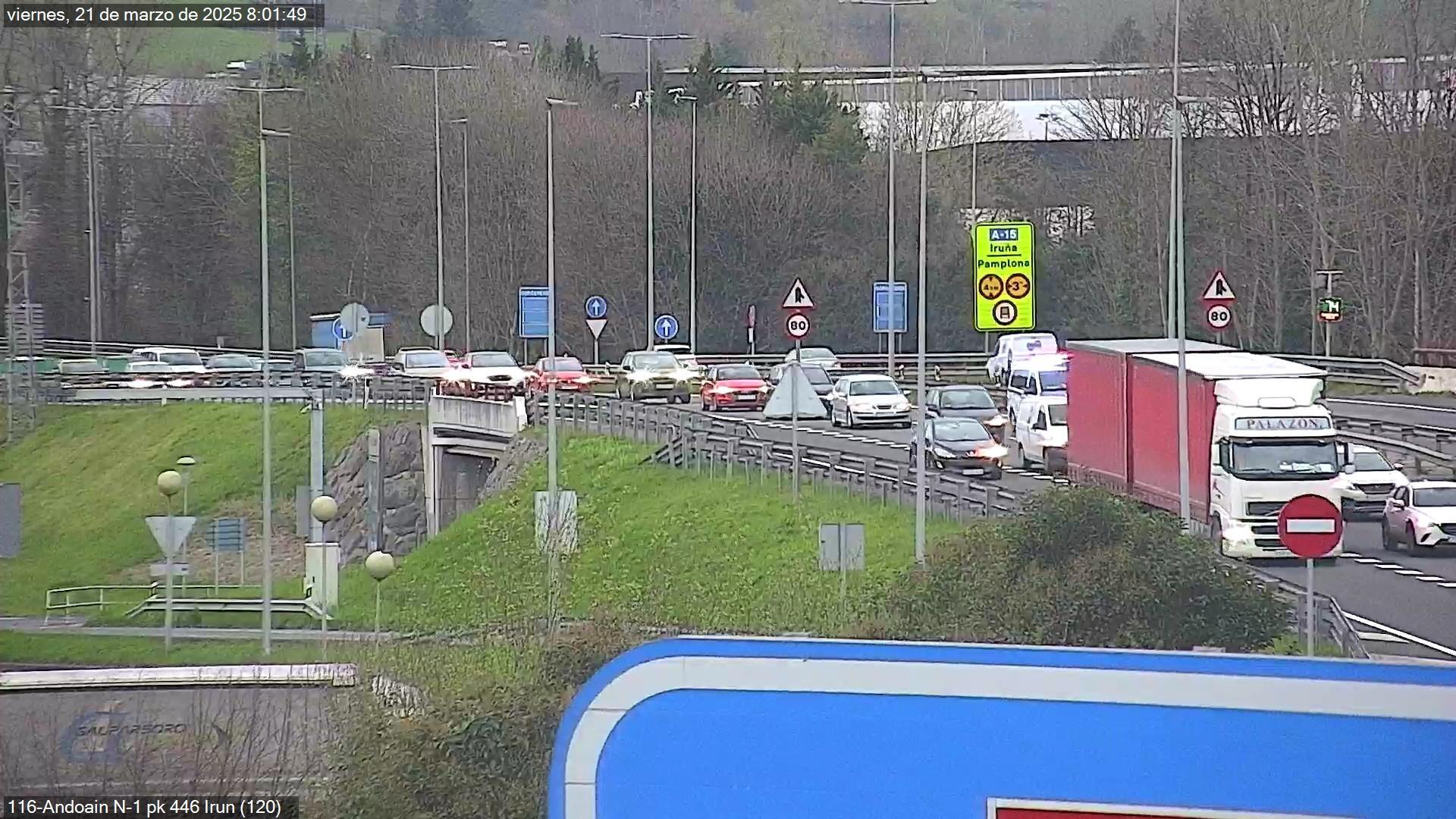 Imagen de las retenciones que ha causado el accidente en Andoain