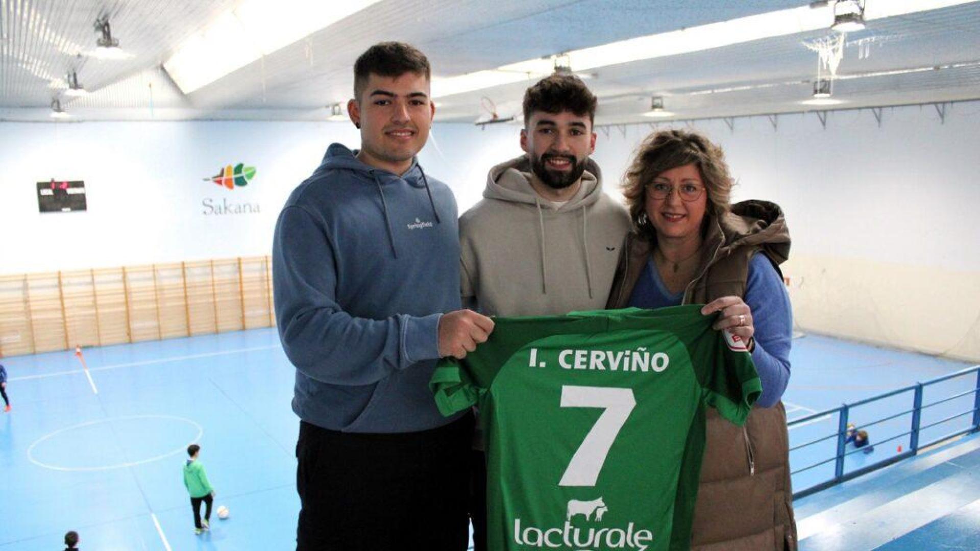 Ion Cerviño, en el centro, junto a su hermano Iker y su madre Pili