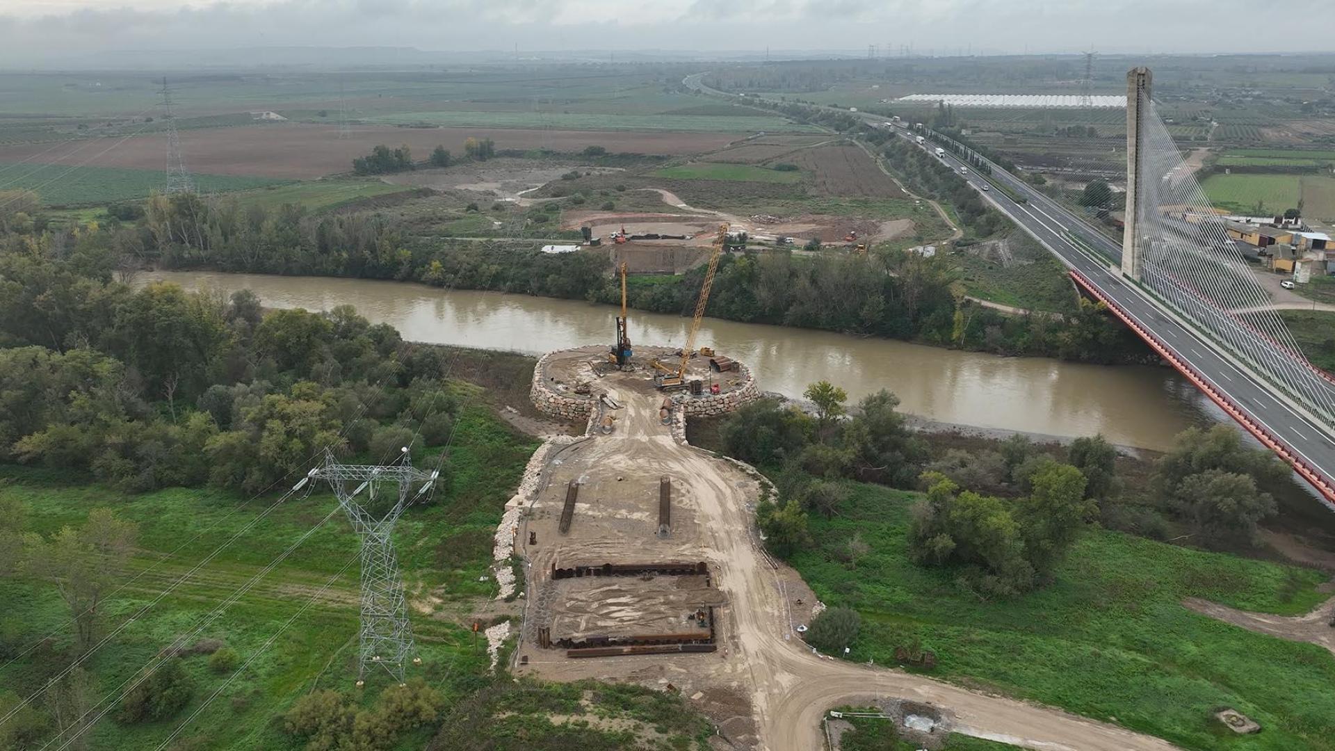 Obras del viaducto del Ebro para el futuro TAV. A la derecha, el puente de Castejón de la autopista de Navarra.